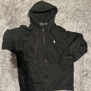 Ralph Lauren polo zip - Den är ganska använd och har 3 fläckar men de går att tvättas bort och den är i storlek M men passar mer S och XS. Fråga för mer frågor