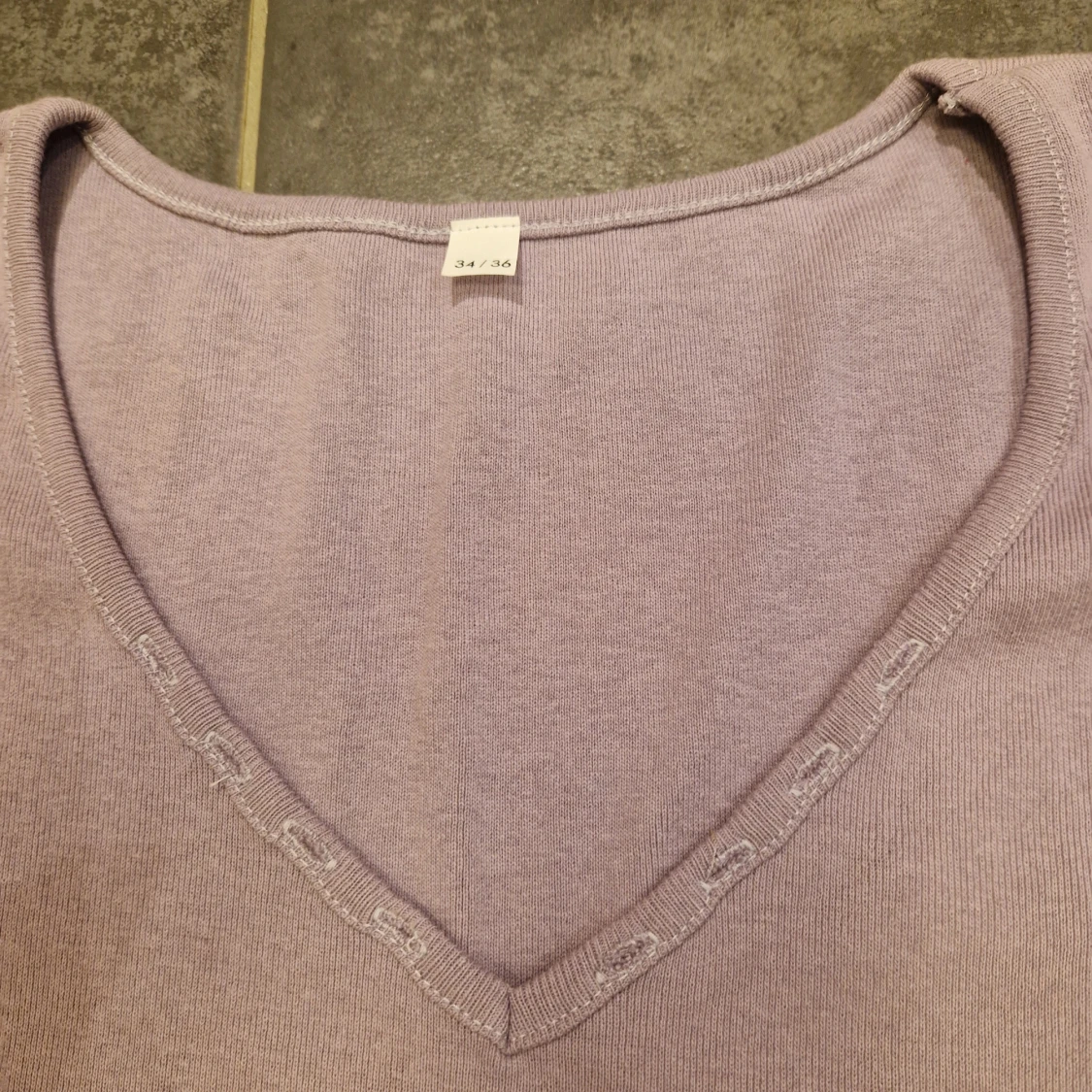 Ljuslila ribbad topp med v-ringning - 3