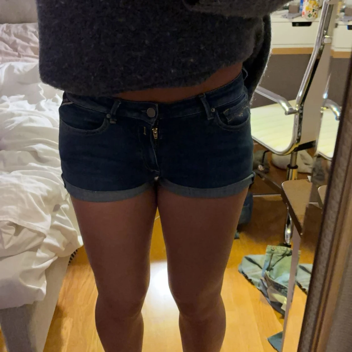 Mörkblå jeansshorts med gul söm