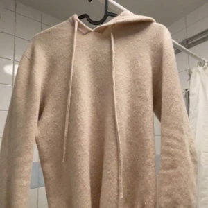 Kashmir hoodie - Säljer denna asfeta kashmir hoodie för en billig peng. Lappen har trillat av men märket är av störst sannolikhet John Henric. Fick denna pärla i julklapp men har ej kommit till användning. Skriv vid funderingar // maxi