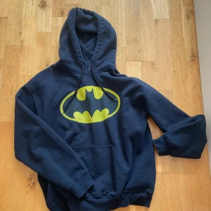 Svart Batman hoodie  - Svart hoodie med stort gult Batman-tryck på bröstet. Välanvänd. 
