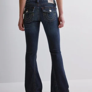 True religion jeans - Supersnygga true religion jeans i strl 27. Jättebra skick, enda ”defekten” som finns är att det är liiite slitet längst ner på ena benet, men absolut inget man tänker på. 💕
