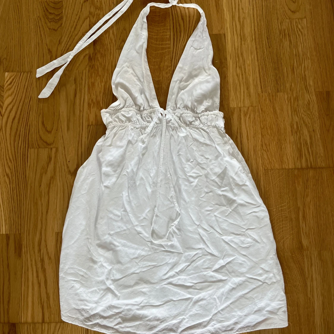 Vit halterneckklänning Pull&Bear