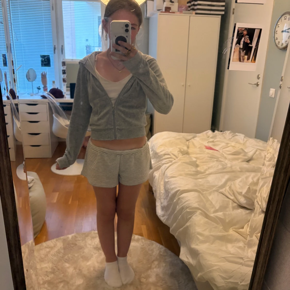 Grå hoodie med dragkedja från Gina Tricot