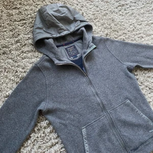 Woolrich stickad cardigan - Säljer denna riktigt feta stickad Woolrich cardiganen!⭐️Storlek = L men passar också M!🤝Skick : HELT NY!🙌Hör gärna av er om ni har funderingar👍