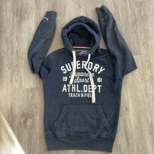 Mörkblå hoodie från Superdry - skön tröja för en stilren stil är.