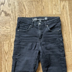 Svarta bootcut jeans från LAB Industries - Säljer ett par svarta jeans i barnstorlek 152. Skulle säga att de är rätt så använda men i bra skick. 