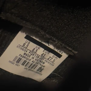 Nike Air Jordan 4 svart/vit 43 - Säljer ett par Nike Air Jordan 4 i svart och vitt med klassisk Jumpman-logga på hälen. Skorna har meshdetaljer, snörning och en robust sula med synlig Air-enhet. Ovandelen är i mocka och syntet, vilket ger en clean och sportig look.