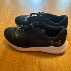 Svarta sneakers: Under Armour - Snygga svarta sneakers från Under Armour! Väldigt fint skick, använt några gånger, endast inomhus. Inga defekter 