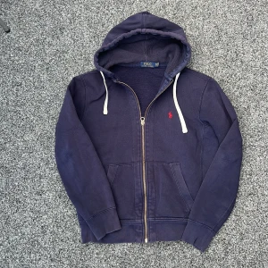 Ralph lauren hoodie - Sjutk fet ralph lauren hoodie i size S! Självklart äkta!  Finns tecken på användning samt defekt på luva och minimalt hål men fortfarande fint skick! 