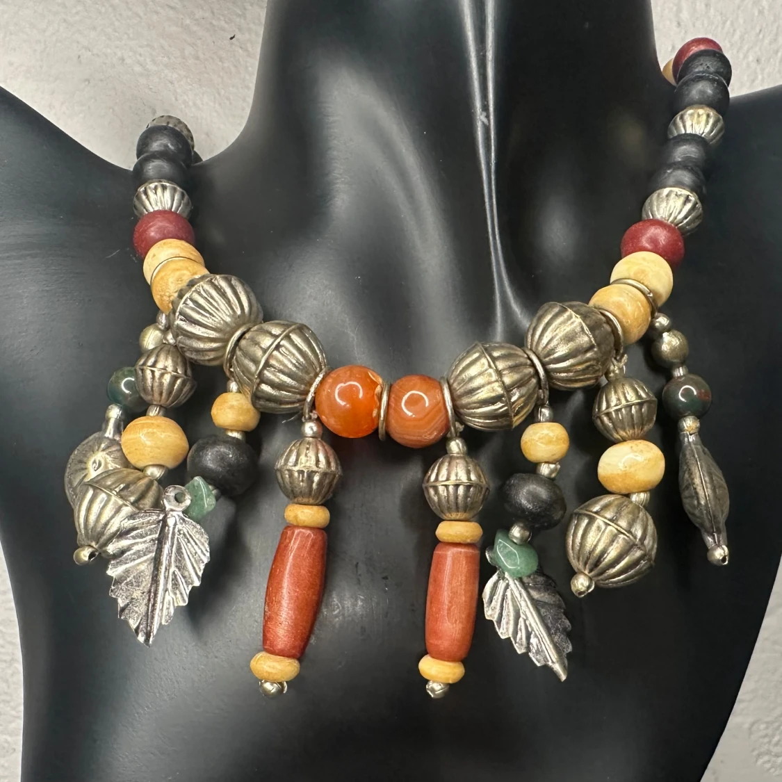 Vintagehalsband med karneol, jaspis och metall – retro, boho & tribal vibe - 1