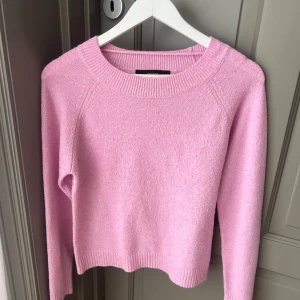 Ljusrosa stickad tröja ifrån Vero Moda  - Superfin ljusrosa stickad tröja från Vero Moda i storlek S med rund halsringning och ribbade muddar. Tröjan är lite nopprig men inget som man tänker på direkt. 