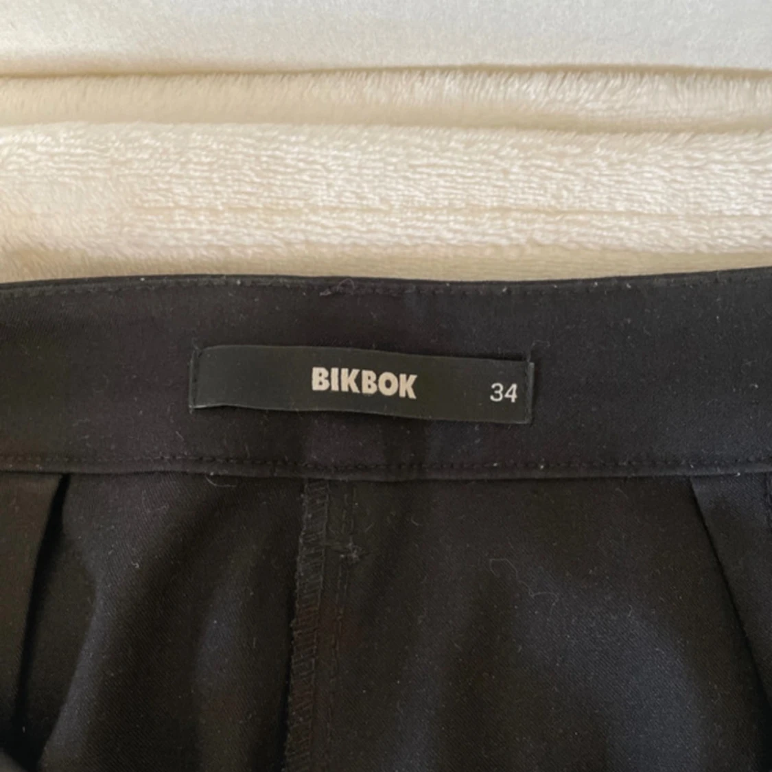 Svarta kostymbyxor från BikBok - 3