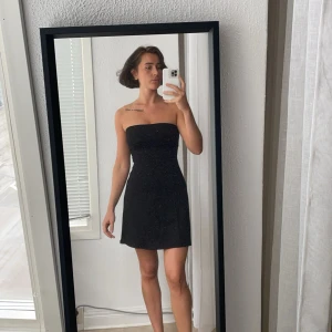 Svart axelbandslös klänning - Säljer en svart axelbandslös A-linjeformad klänning i storlek S. Tyvärr aldrig kommit till användning.