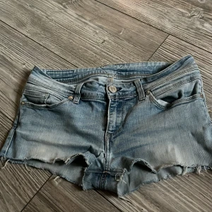 Ljusblå jeansshorts från WLTN PT - Snygga ljusblå vintage jeans shorts som jag köpte på en Vinted butik💕Har inte kommit till användning och de hade prislapp kvar när jag köpte dom💕lite stora på mig som brukar ha xs med de passar ändå💕(pris kan diskuteras)