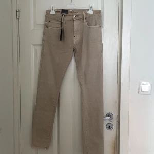 Jeans i färgen beige - Säljer helt nya jeans med prislappen kvar.