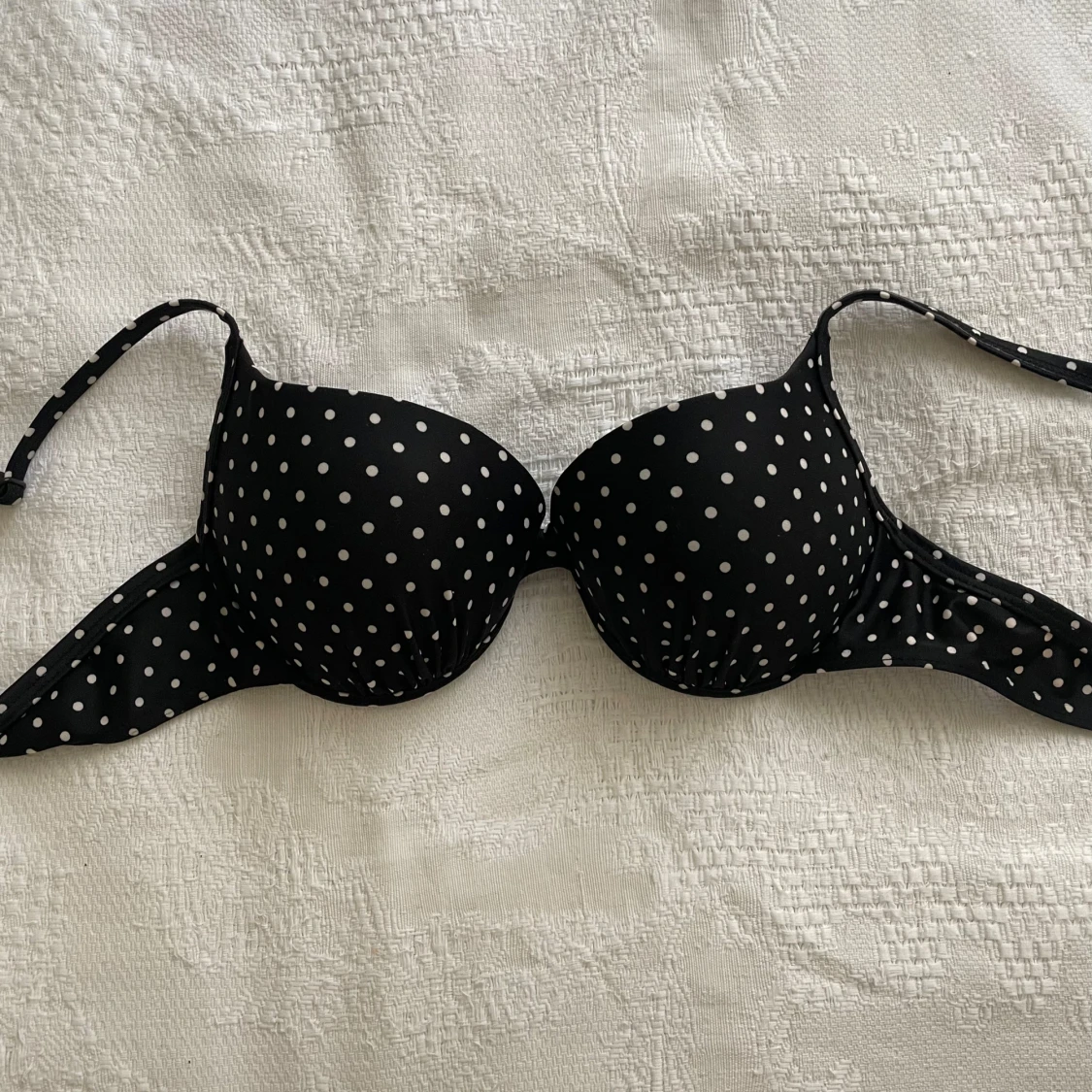 Svart bikiniöverdel med vita prickar