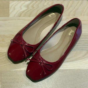 Vinröda ballerinaskor - Vinröda ballerinaskor, använda en gång☀️ 
