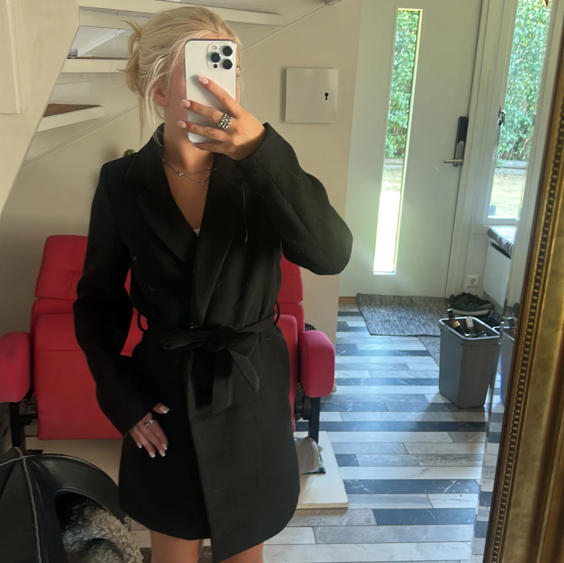 Svart kappa med bälte