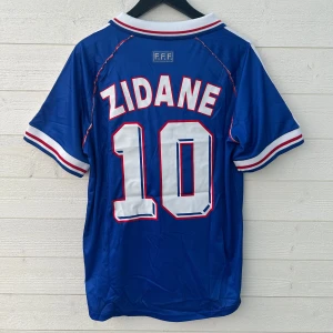 Zinedine Zidane Frankrike Fotbollströja - Säljer en Frankrike fotbollströja med Zidane 10 på ryggen i storlek M som är helt ny med prislapp