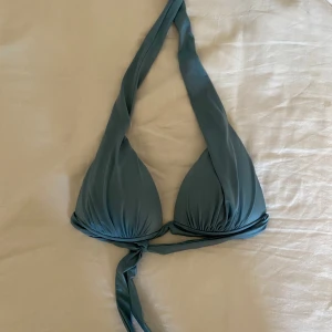 Calzedonia bikini - Supersnygg blå bikini med trekantsöverdel och knyt i nacken och ryggen och med push-up. Underdelen är brazilian cut och sitter supersnyggt!! Superfin färg på sommaren. Knappt använd. Överdelen är storlek 75B/65C och underdelen är S