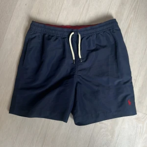 Ralph Lauren Badbyxor! - Ett par badbyxor för dig som vill ha nått med bra hållbarhet och även snygga. Märkes byxor av Ralph lauren och inte alls använda mycket, så i ett väldigt bra skick. Dom passar dig som är runt 160 cm lång! Så ni vet varför vi har lagt ”NO SIZE”🤝Hos oss hittar du dom bästa klädesplaggen för dom bästa priserna så kolla vår profil, kommer mer plagg inom kort.