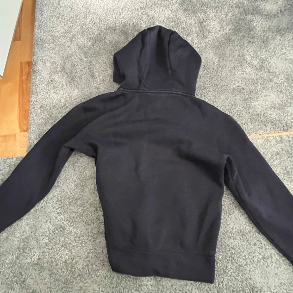 Svart hoodie från Sail Racing - 1