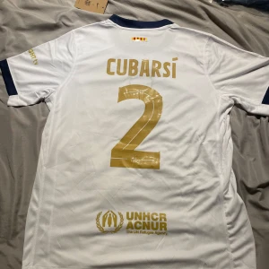 FCB x Cactus Jack - Cubarsi #2 - FC Barcelona tröja i samarbete med Cactus Jack. Cubarsi #2 på ryggen. Storlek L