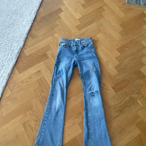 Bootcut jeans från gina  - Snygga ljusblå bootcut jeans low waisted från gina med slitningar 