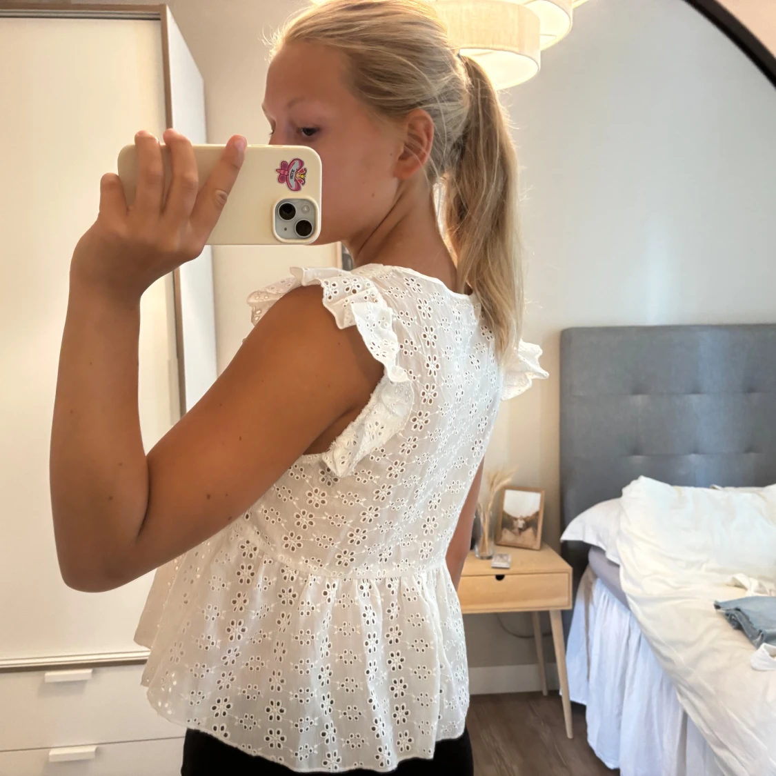 Vit blus med volang och broderi - 2