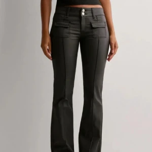 Nelly trendiga byxor!! - Säljer dessa trendiga byxor då jag känner att jag inte behöver dem, köpta för 899 kr och endast testade, köptes så dyrt eftersom de inte finns kvar💕💕