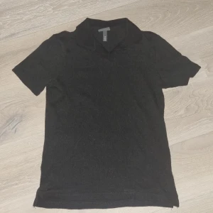 Svart pikétröja H&M slim fit S - Svart pikétröja från H&M i slim fit-modell. Klassisk krage och korta ärmar, perfekt för en clean och stilren look. Tröjan är i mjukt material och passar dig som gillar en smalare passform.