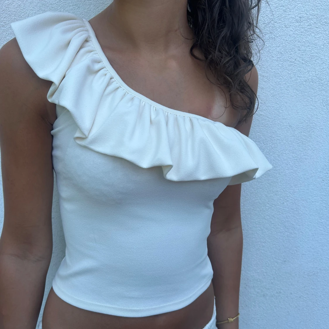Vit oneshoulder topp med volang H&M