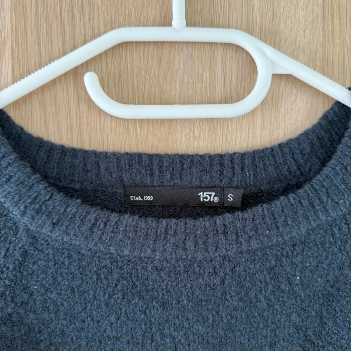 Mörkblå stickad tröja  - 1