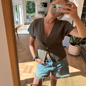 Olivgrön topp! - Säljer en olivgrön topp med guldknappar! Bra skick ganska ny!