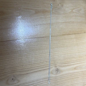 Tunt silvrigt halsband som passar bra till både män och kvinnor. - Säljer ett stilrent och tunt halsband i silverfärg. Kedjan är enkel och minimalistisk, perfekt för dig som gillar en clean look. Passar snyggt både ensamt eller i lager med andra smycken. Längden är medellång och kedjan har en diskret glans. äkta silver. 200kr plus frakt.