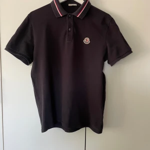 Moncler Piké - Skick - 9/10, använd men inte märkbart. Storlek -L   QR osv skickas privat
