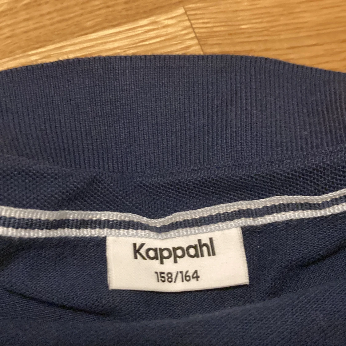 Mörkblå pikétröja från Kappahl - 2