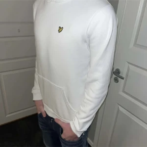 Hoodie från Lyle & Scott - Lyle & Scott Hoodie || Skick 8/10 || pris: 199kr || skriv vid frågor || Storlek S || 𝗖𝗵𝗲𝗰𝗸𝗮 𝗺𝗶𝗻 𝗽𝗿𝗼𝗳𝗶𝗹 𝗳ö𝗿 𝗺𝗲𝗿 𝗳𝗲𝘁𝗮 𝗽𝗹𝗮𝗴𝗴!!!