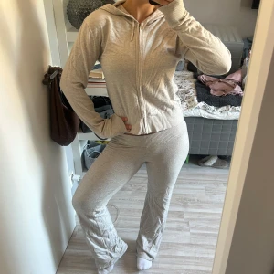 Mjukisset - Jättefint mjukisset från ginatricot. Byxorna använda några gånger, tröjan oanvänd. Från barnavdelningen, byxorna i storlek 158/164 och tröjan i storlek 170. Passar mig som vanligtvis bär S