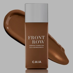 CAIA Front Row Foundation brun - Front Row Airbrush Foundation från CAIA i en djup brun nyans. Kommer i en stilren fyrkantig flaska med silverlock. Innehåller CICA och ashwagandha för extra vårdande effekt. Perfekt för en jämn och flawless bas.