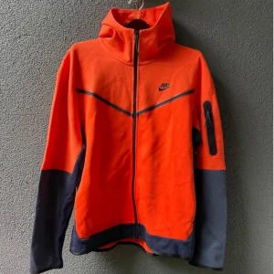 Nike tech fleece - Nike tech i orange med svarta detaljer och svarta partier på ärmar och nederkant. 