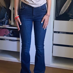 Mörkblå bootcut jeans från Lois - Snygga mörkblå jeans från Lois med bootcut passform. Användt fåtal gånger och är i mycketbra skick💕Lite för långa för mig som är 1,65 cm