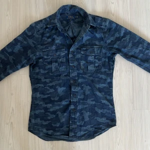 Polo Skjorta med Camoflage mönster - Tja säljer nu en mörkblå camo skjorta från Polo Ralph Lauren i storlek XS för endast 349kr! Skulle säga att den även passar S. Pris är ej hugget i sten, hör av er i dm vid funderingar 🙌