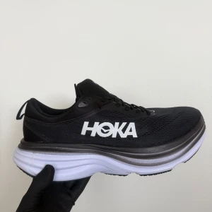 Nya HOKA skor bondi 8  - Helt nya. Finns i storlek 43 1/2 och storlek 44. 