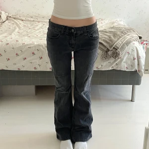 brielle 90’s jeans - säljer ett par gråa low rise flare jeans från brandy melville (slutsålt). står ingen storlek på jeansen men skulle gissa på att det är storlek s. tidigare köpt på plick men är fortfarande i bra skick