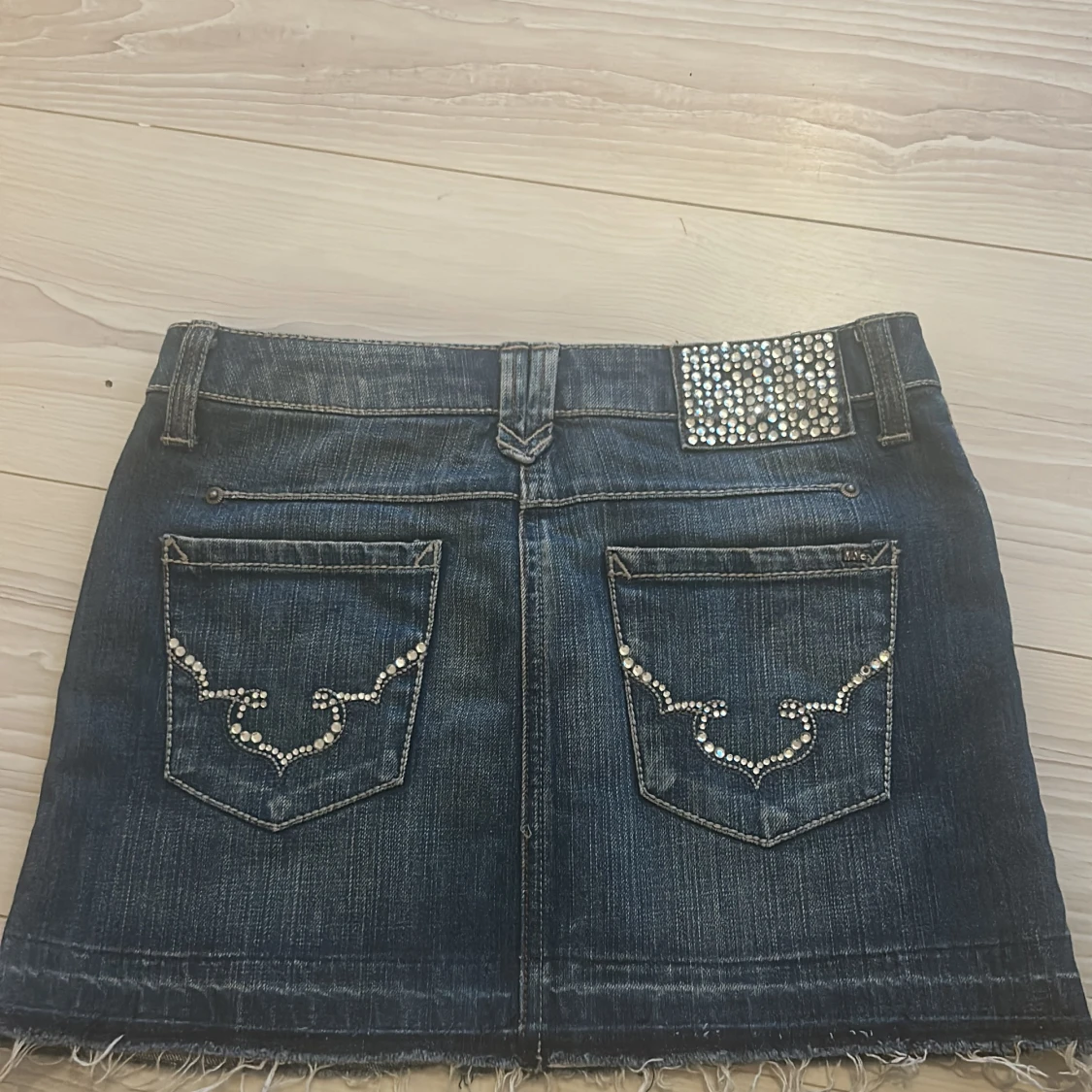 Jeanskjol med glittriga detaljer - 1