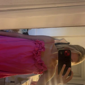 Rosa volangklänning  - Såå söt rosa klänning🥹💖💖 perfekt nu på sommaren!! Säljs inte längre