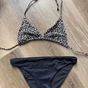 Leopardmönstrad bikini från H&M - Bikini från H&M! Aldrig använd!💕