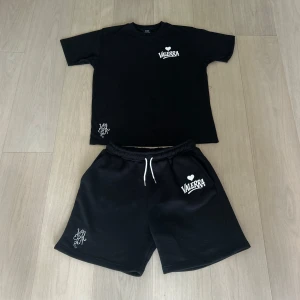 Valerra summer set - sommarset från Valerra, bestående av matchande T-shirt och shorts. Setet har en minimalistisk design med en broderad logga på bröstet och en större tryckt logga som ger en modern touch.  Materialet är av premiumkvalitet – huvudsakligen bomull – vilket gör det både bekvämt och perfekt för varma dagar. Det här setet är en del av en exklusiv drop och kommer med största sannolikhet inte att släppas igen i år.  Perfekt för dig som gillar stilrena, street-inspirerade plagg med hög kvalité!